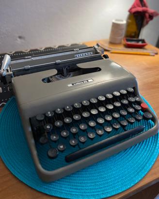Macchina da scrivere OLIVETTI