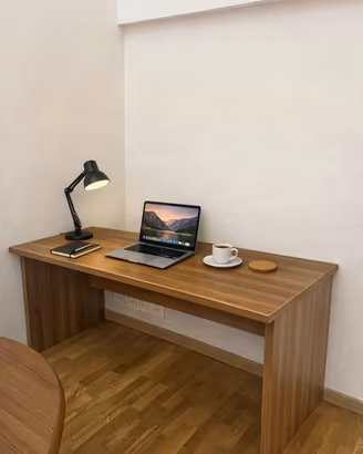 Scrivania moderna in legno, studio, smart working