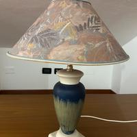 Lampada da tavolo in ceramica cn paralume decorato
