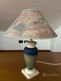 Lampada da tavolo in ceramica cn paralume decorato