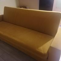 Divano giallo ocra