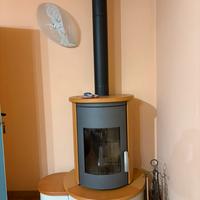 Stufa a legna in maiolica di piazzetta