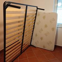 rete matrimoniale con doghe in legno e materasso