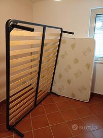 rete matrimoniale con doghe in legno e materasso