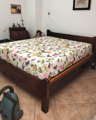 Letto in legno massello di Castagno