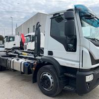 Iveco 180E32 con gancio scarrabile per casse da 5,