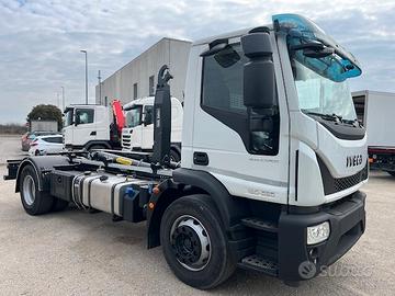 Iveco 180E32 con gancio scarrabile per casse da 5,