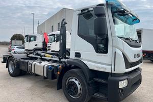 Iveco 180E32 con gancio scarrabile per casse da 5,