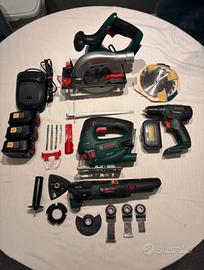 Bosch kit di quattro attrezzi con batterie