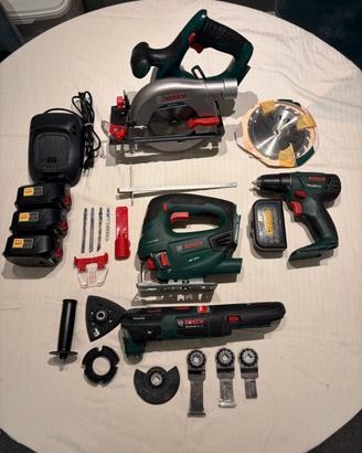 Bosch kit di quattro attrezzi con batterie