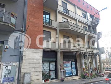 Locale commerciale con deposito - Via delle Puglie