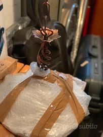 Lampadario in ferro battuto e ceramica