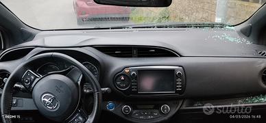 Toyota Yaris ibrida incidentata 
