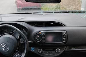 Toyota Yaris ibrida incidentata 