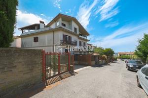 APPARTAMENTO LUMINOSO CON SFOGO ESTERNO E BOX AUTO