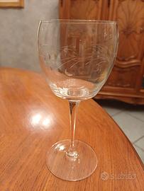 Calici di vino con secchiello e brocca