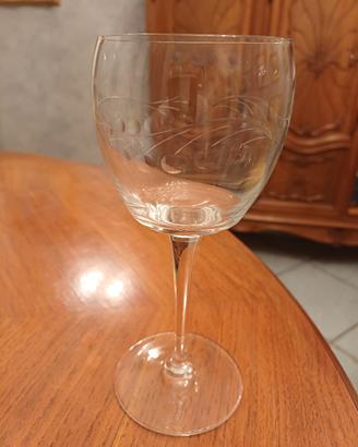 Calici di vino con secchiello e brocca