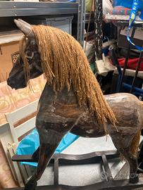 CAVALLO A DONDOLO IN LEGNO