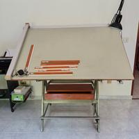 Tavolo da disegno professionale con tecnigrafo
