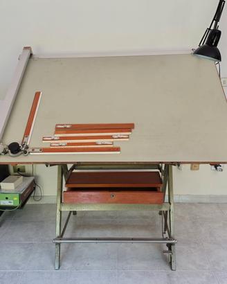Tavolo da disegno professionale con tecnigrafo