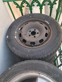 4 cerchi  da 15 " gommate invernali  per golf IV
