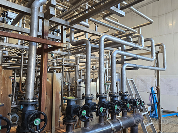 Un tubista e un aiutante Disponibile