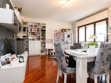 Appartamento di 86 m² con 3 locali e box auto a Ro