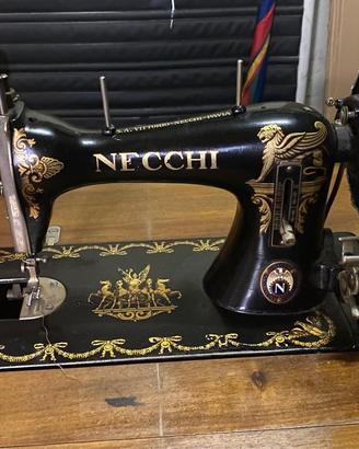 Mobiletto con macchina da cucire a scomparsa
