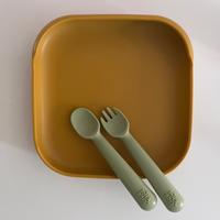 Piatto anti ribaltamento e posate morbide