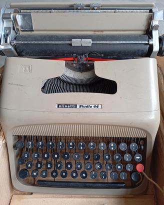 macchina da scrivere olivetti