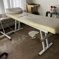 Lettino in pelle e lampada trifacciale