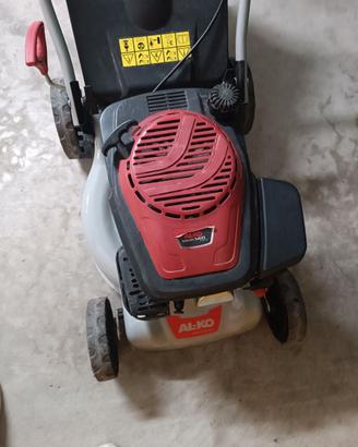 Tosaerba con motore a benzina perfetto