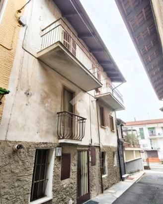2 LOCALI A GASSINO TORINESE