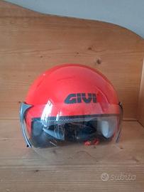 Casco per bambini con riduttore. Quasi nuovo