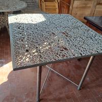 tavolo da esterno in metallo