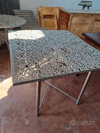 tavolo da esterno in metallo