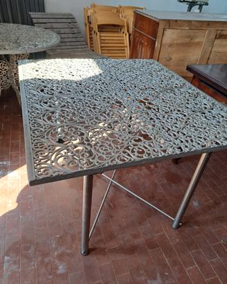 tavolo da esterno in metallo