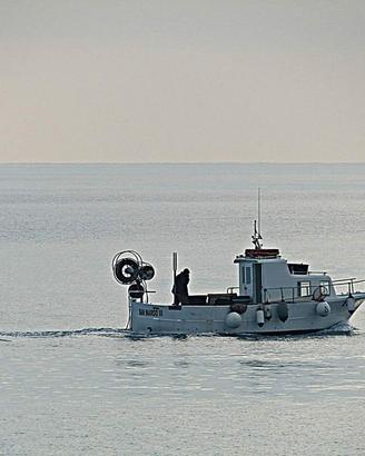 Motobarca con licenza da pesca