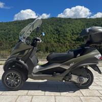 Piaggio MP3 250 + casco bluetooth