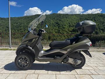 Piaggio MP3 250 + casco bluetooth