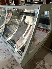 Vetrina pasticceria gelateria