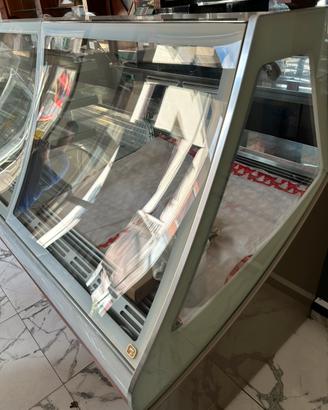 Vetrina pasticceria gelateria