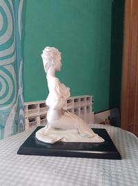 Donna accovacciata in gesso