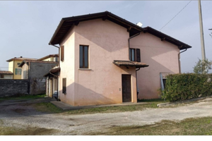 Casa dipendente in contesto corte