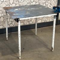 Banco da lavoro / officina con morsa