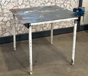 Banco da lavoro / officina con morsa