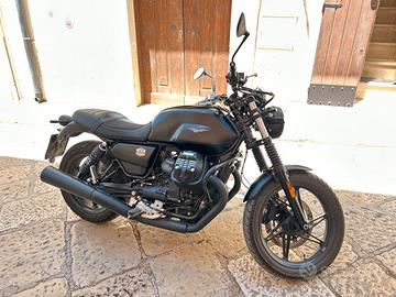 Moto Guzzi V7 stone