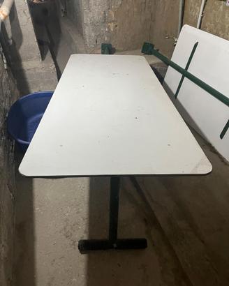 Due tavoli artigianali con struttura in ferro