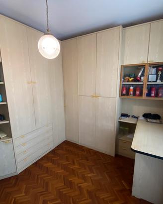 Camera angolare in legno chiaro con scrivania