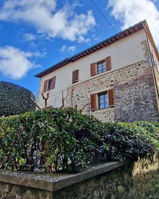 Rustico / Casale di 300 m² con 4 locali e box auto